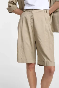 Bermudas con bolsillos verticales y pinzas