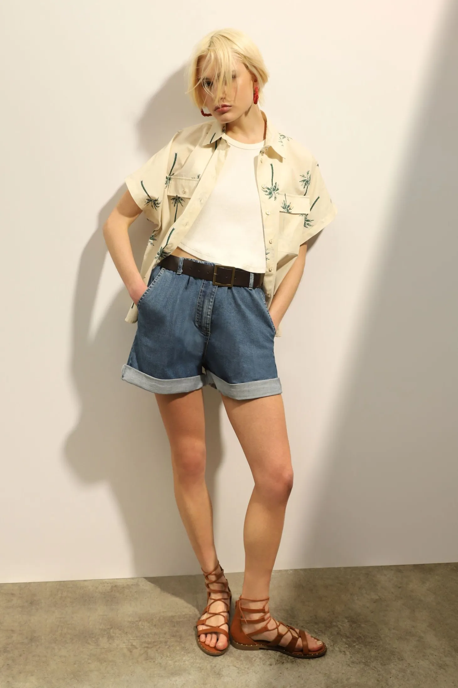 Bermudas de 100 % algodón con cinturón y vuelta en el bajo