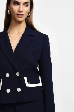 Blazer corto con botones y bolsillos en contraste