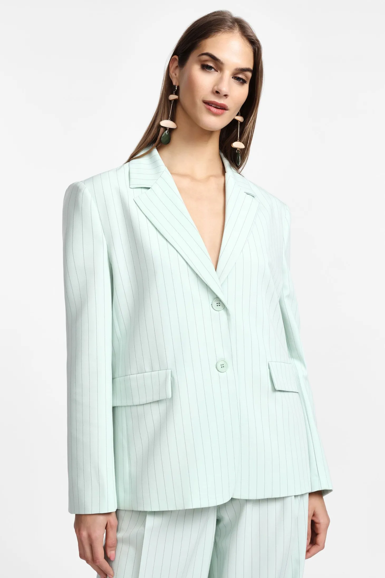 Blazer de raya diplomática con botonadura sencilla y bolsillos