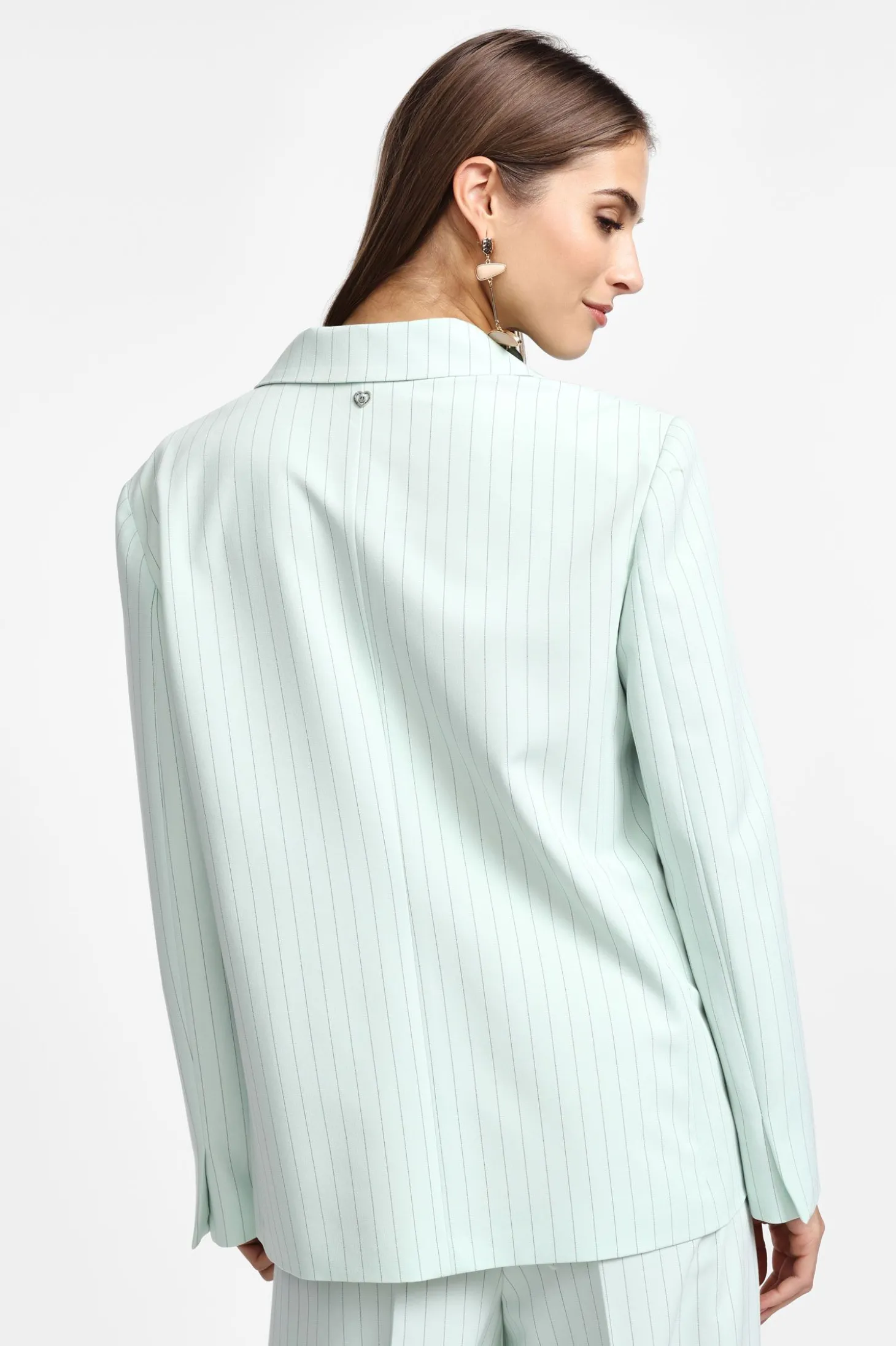Blazer de raya diplomática con botonadura sencilla y bolsillos
