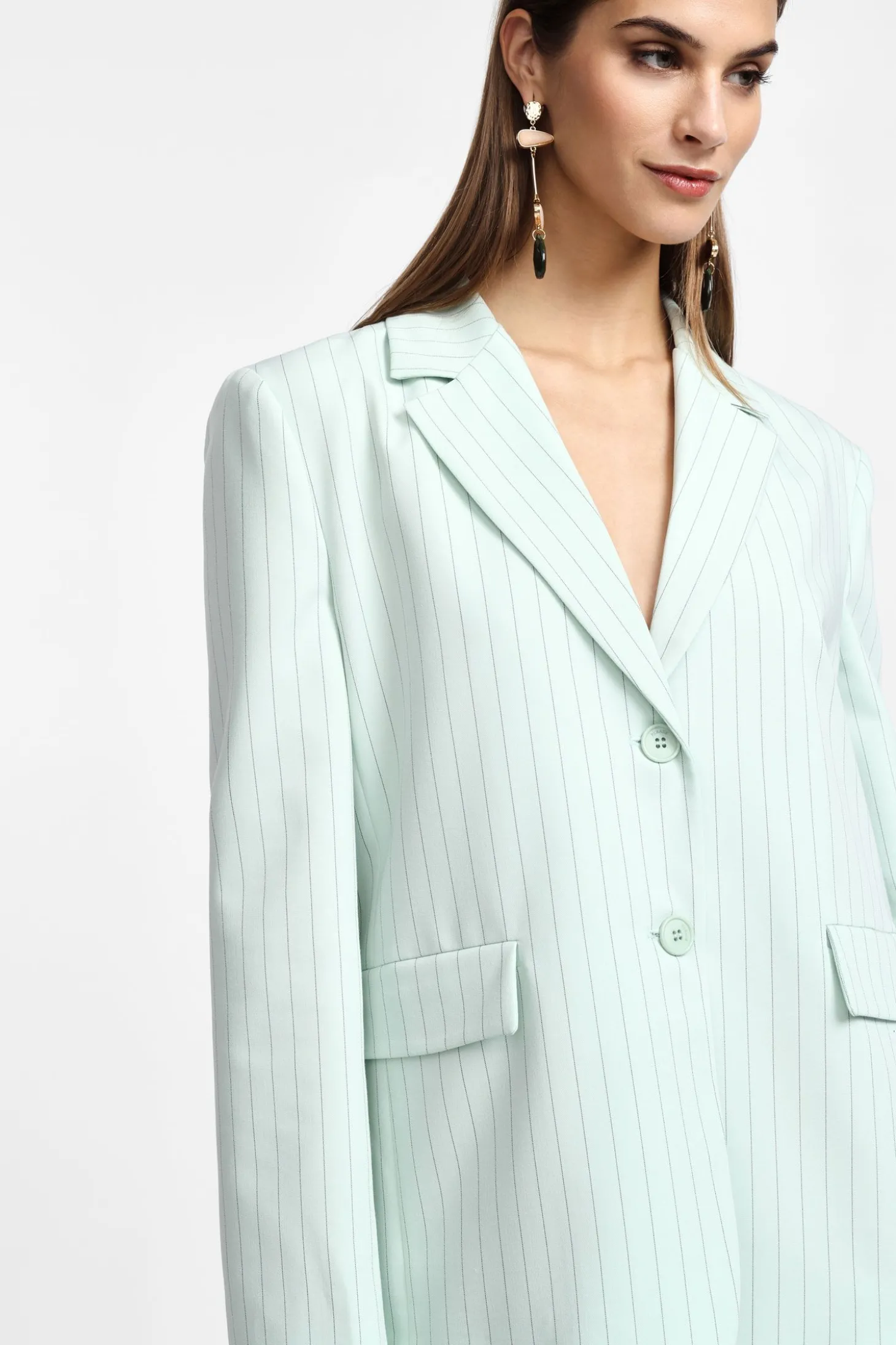 Blazer de raya diplomática con botonadura sencilla y bolsillos
