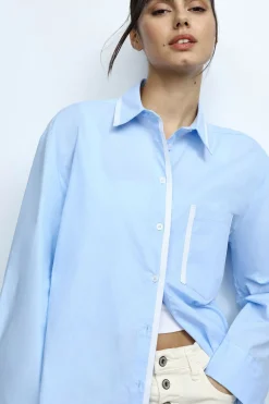 Camisa clásica con bolsillo perfilado