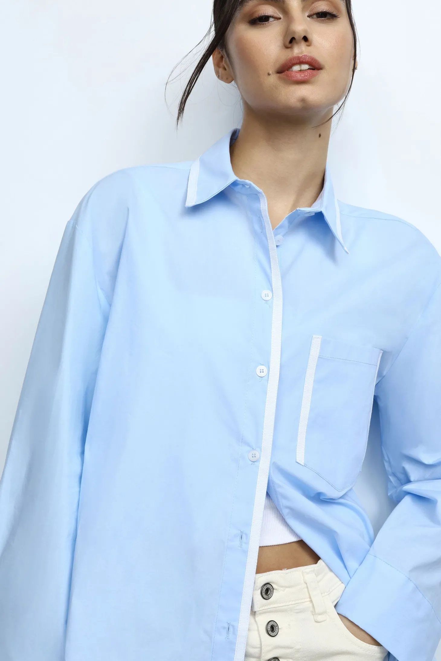 Camisa clásica con bolsillo perfilado
