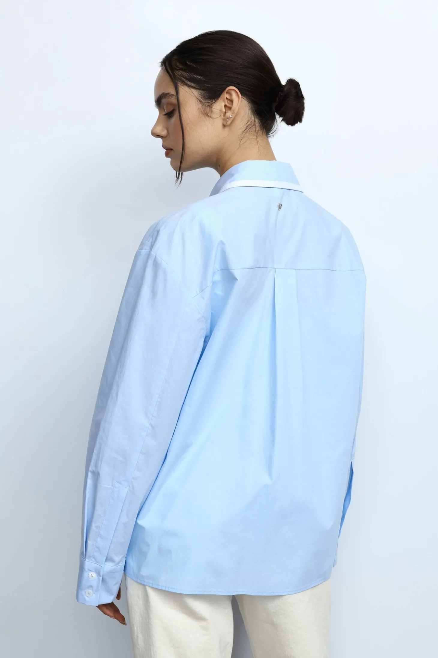 Camisa clásica con bolsillo perfilado