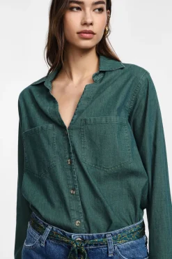 Camisa con botones y bolsillos