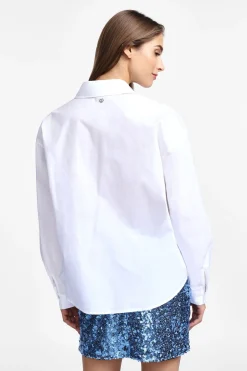 Camisa con cuello clásico y botones coloridos