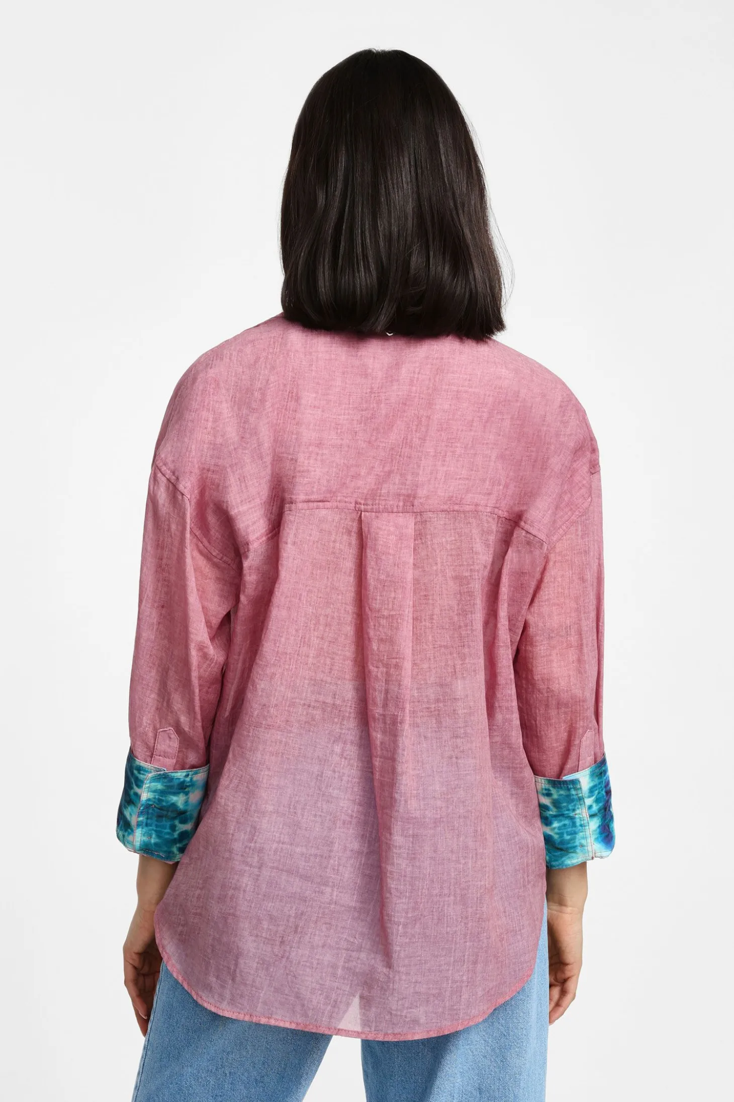 Camisa con cuello clásico y detalles estampados