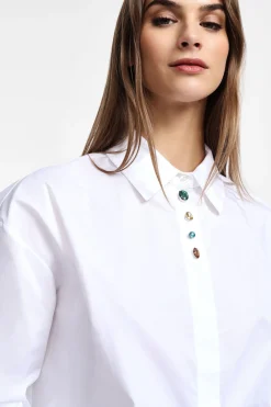 Camisa con cuello clásico y botones coloridos