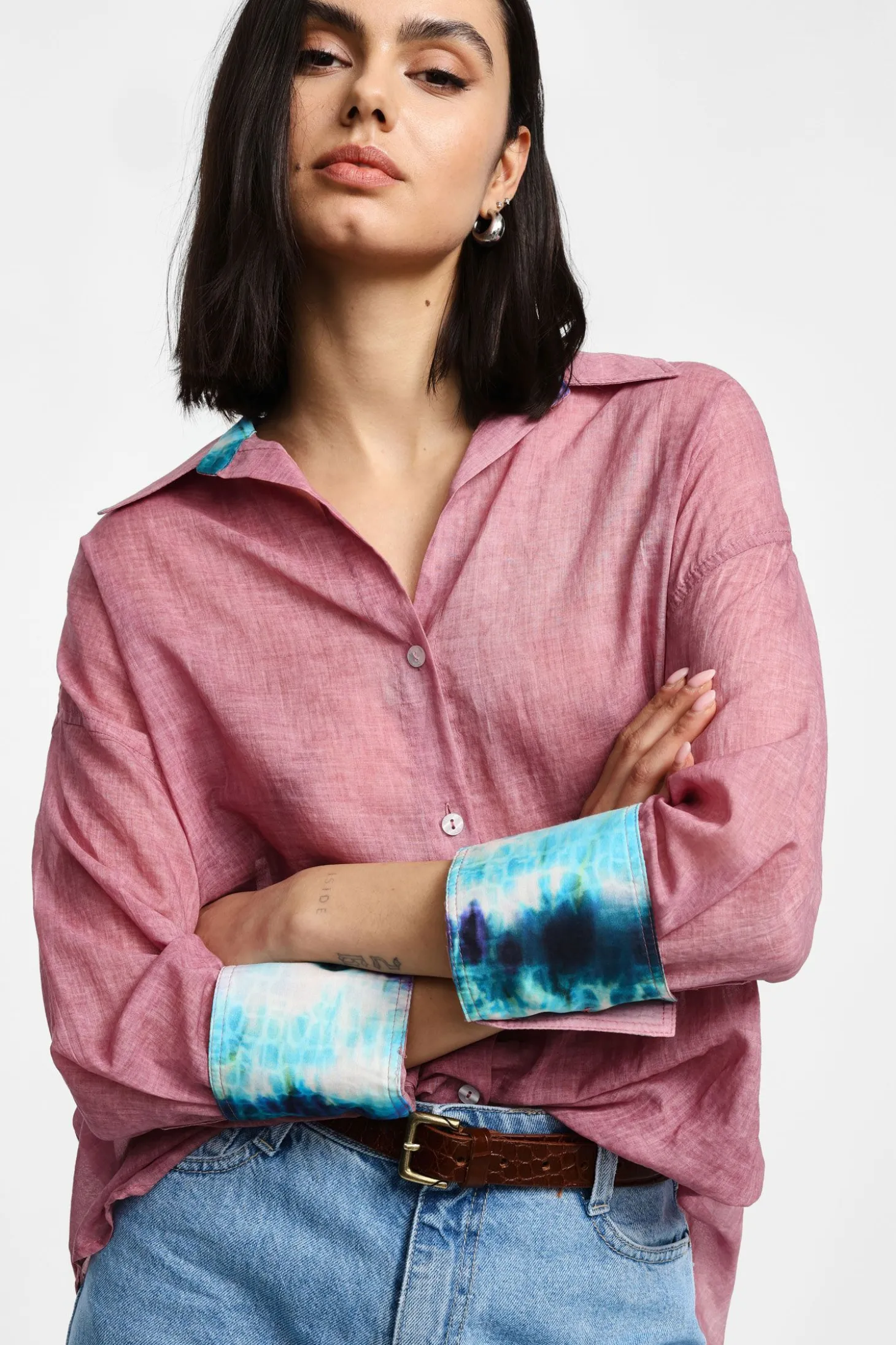 Camisa con cuello clásico y detalles estampados