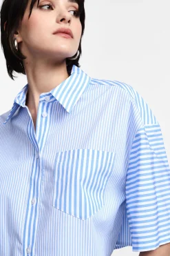 Camisa corta a rayas con bolsillo