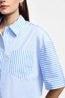 Camisa corta a rayas con bolsillo