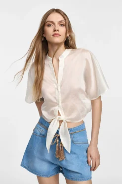 Camisa corta con nudo delantero