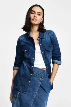 Camisa de denim con bolsillos y botones