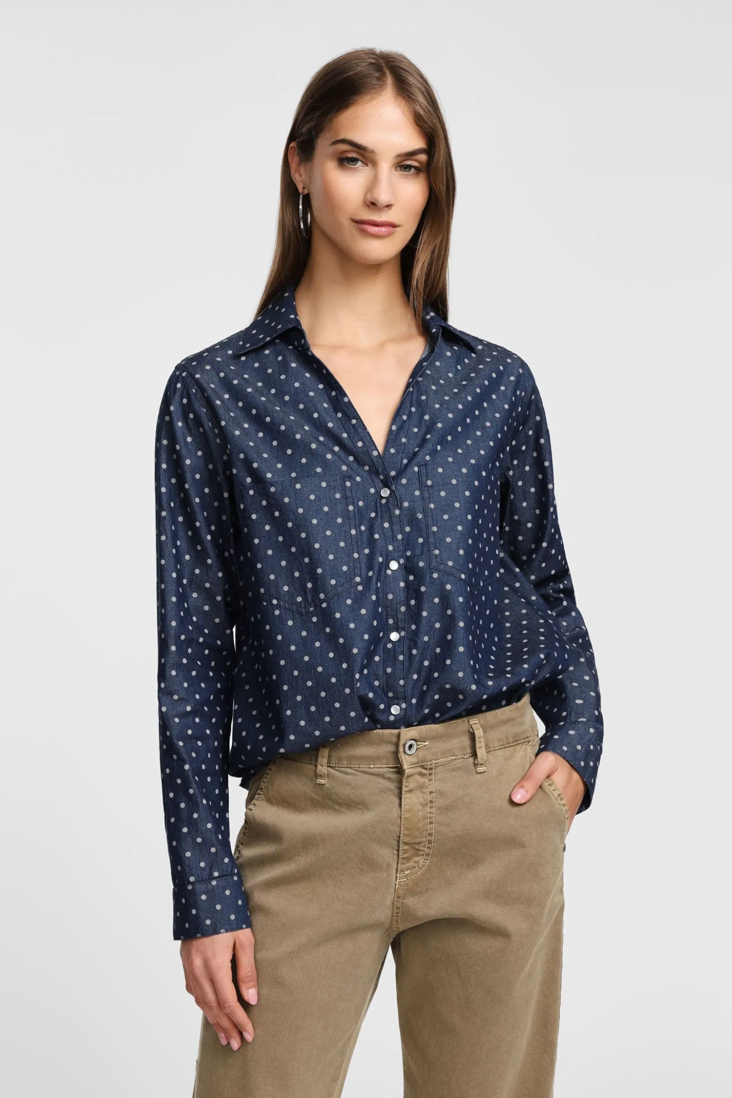 Camisa de lunares con cuello clásico