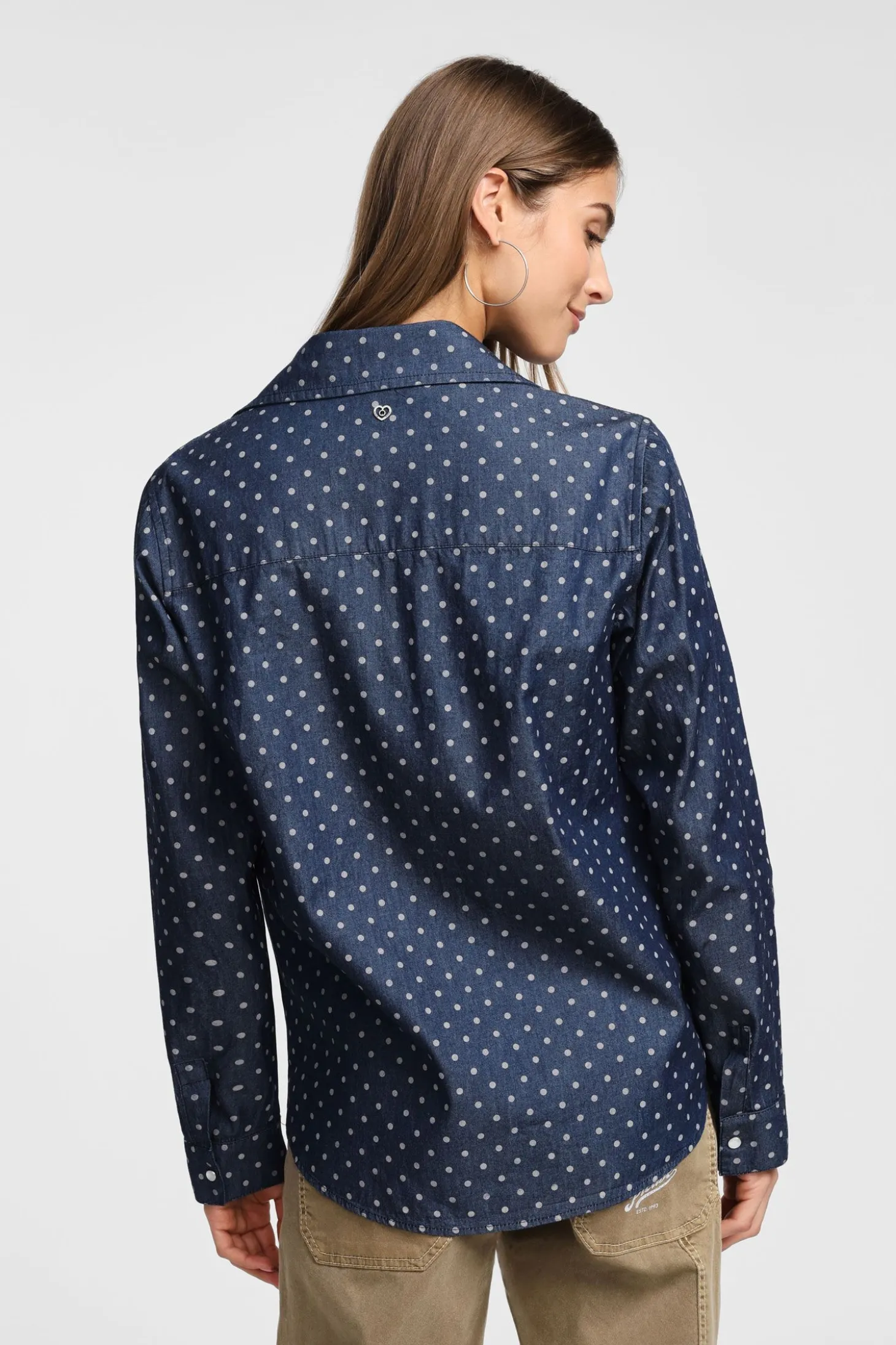 Camisa de lunares con cuello clásico