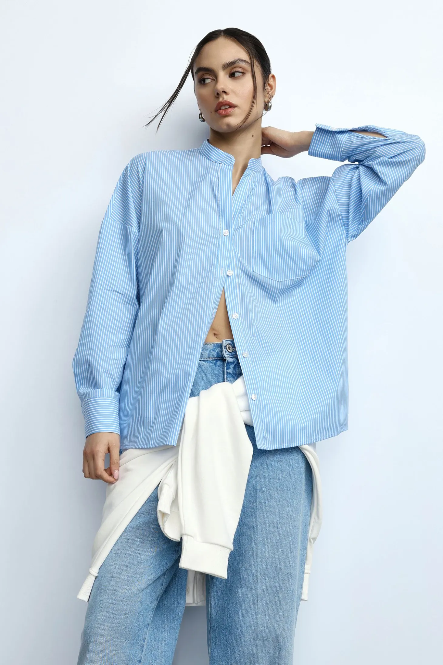 Camisa de rayas con cuello mao