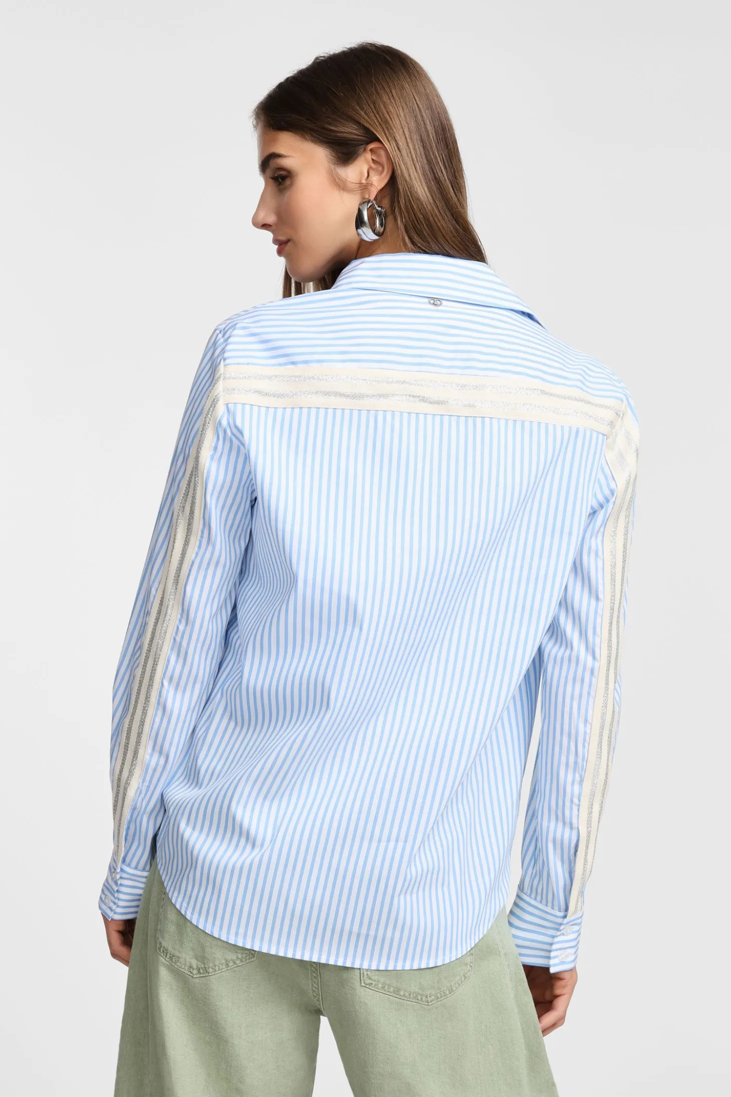 Camisa de rayas con cuello clásico