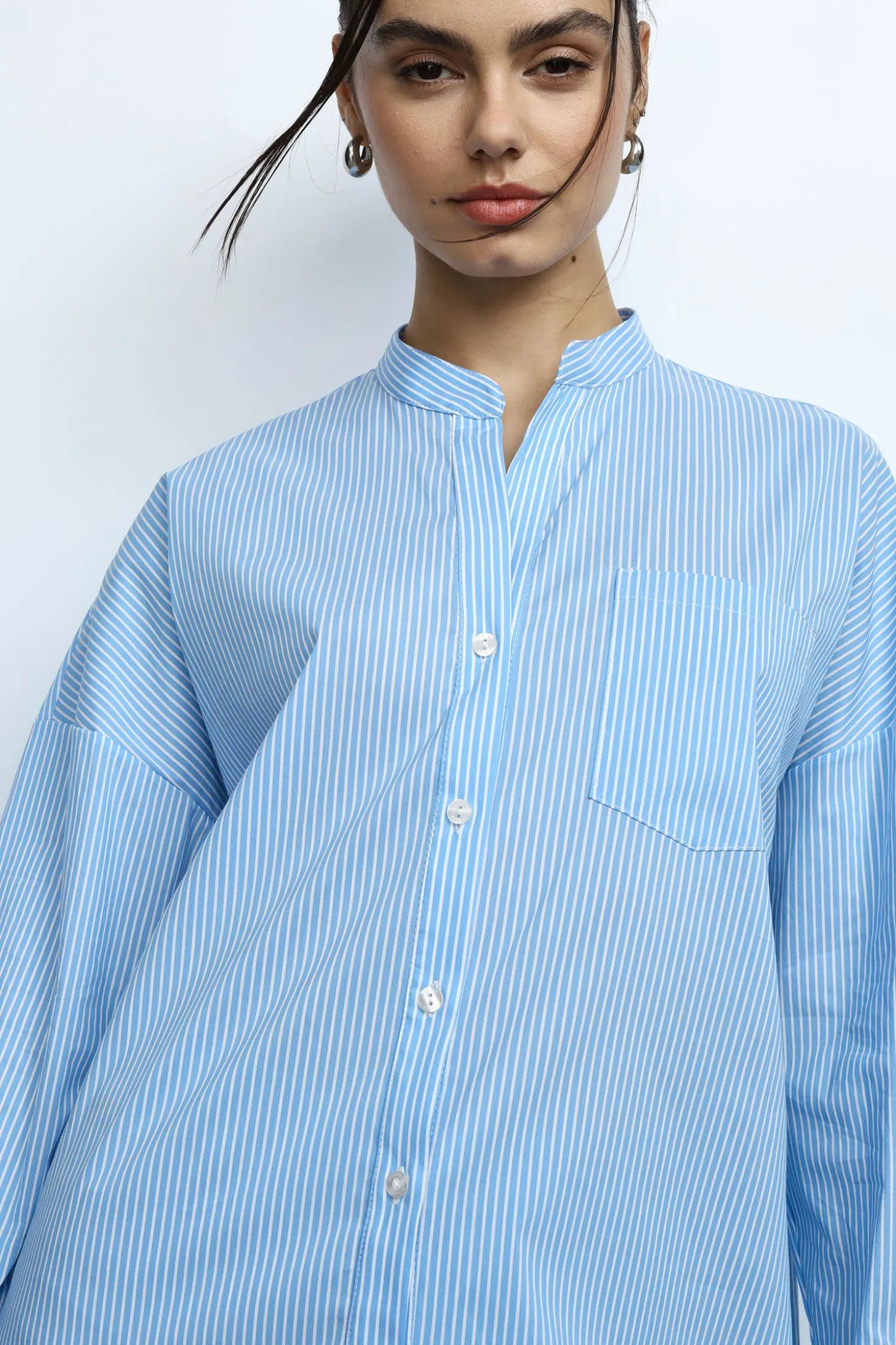 Camisa de rayas con cuello mao