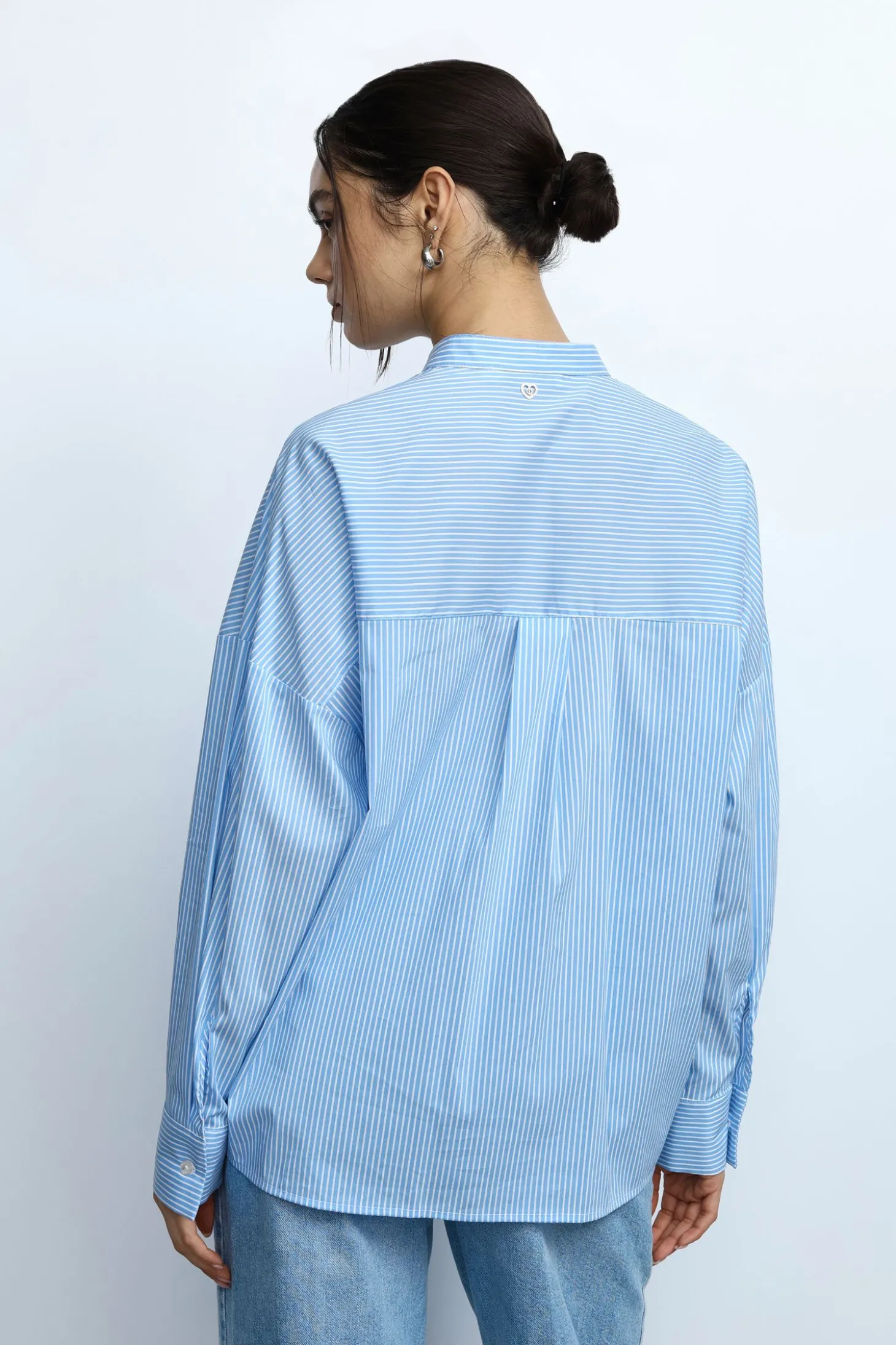 Camisa de rayas con cuello mao