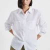 Camisa lisa con cuello clásico y bolsillos aplicados