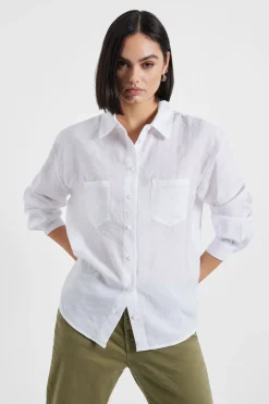 Camisa lisa con cuello clásico y bolsillos aplicados