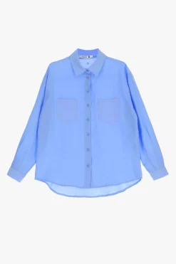 Camisa lisa con cuello clásico y bolsillos aplicados
