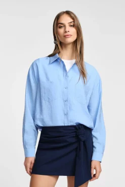 Camisa lisa con cuello clásico y bolsillos aplicados