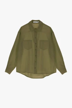 Camisa lisa con cuello clásico y bolsillos aplicados