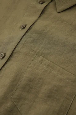 Camisa lisa con cuello clásico y bolsillos aplicados