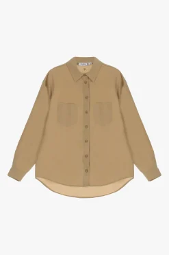 Camisa lisa con cuello clásico y bolsillos aplicados