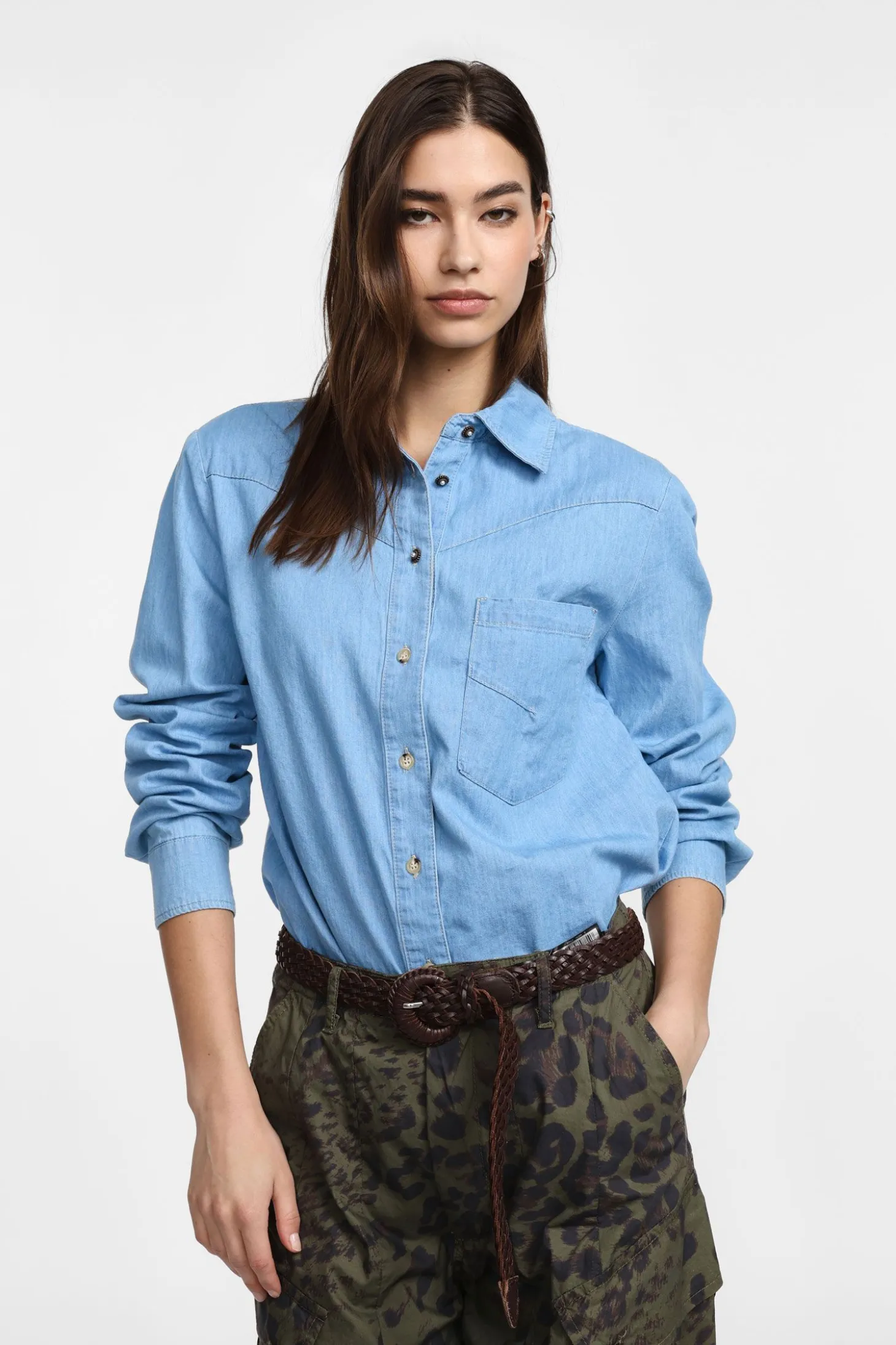 Camisa vaquera abotonada con bolsillo