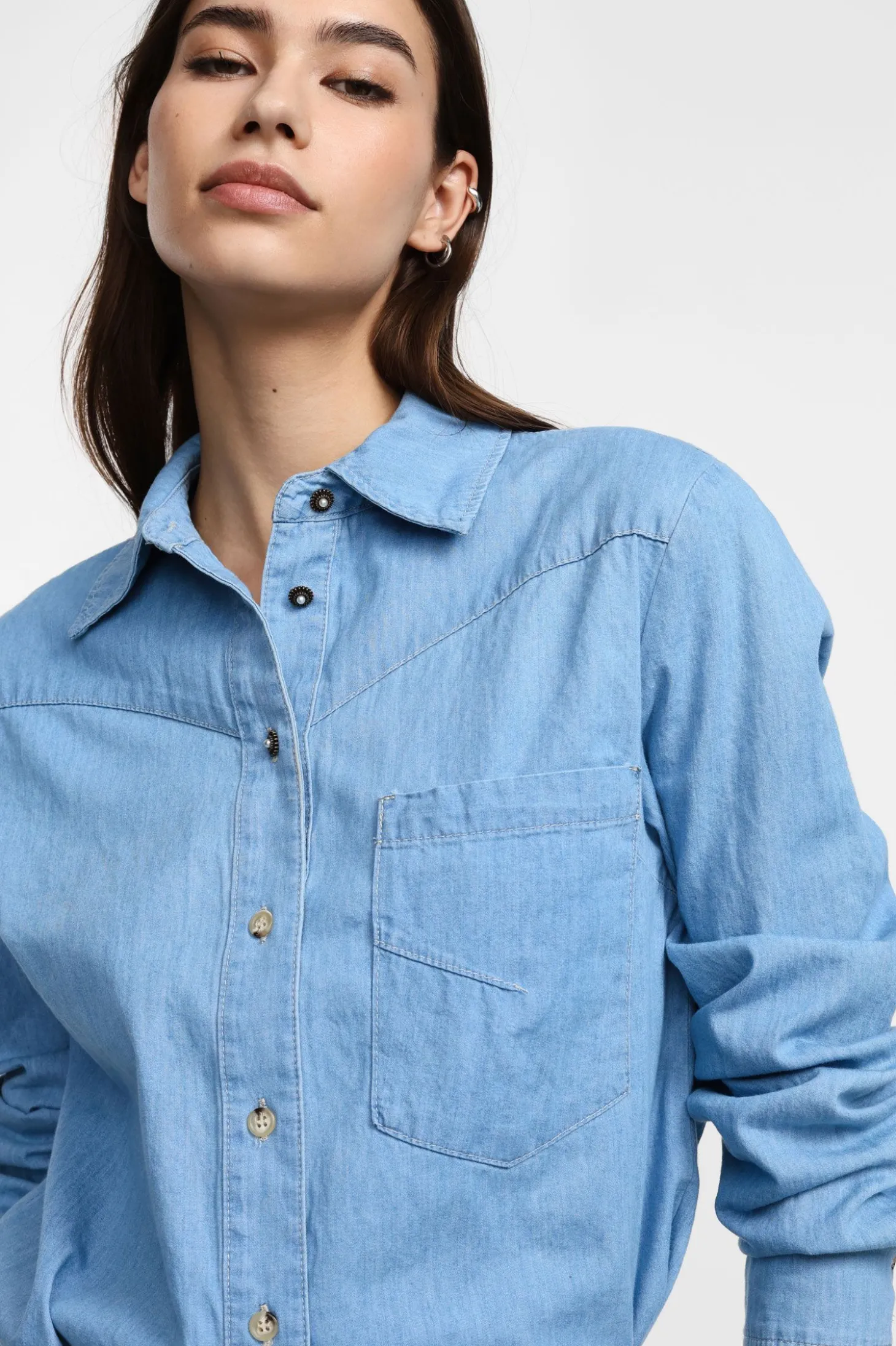 Camisa vaquera abotonada con bolsillo