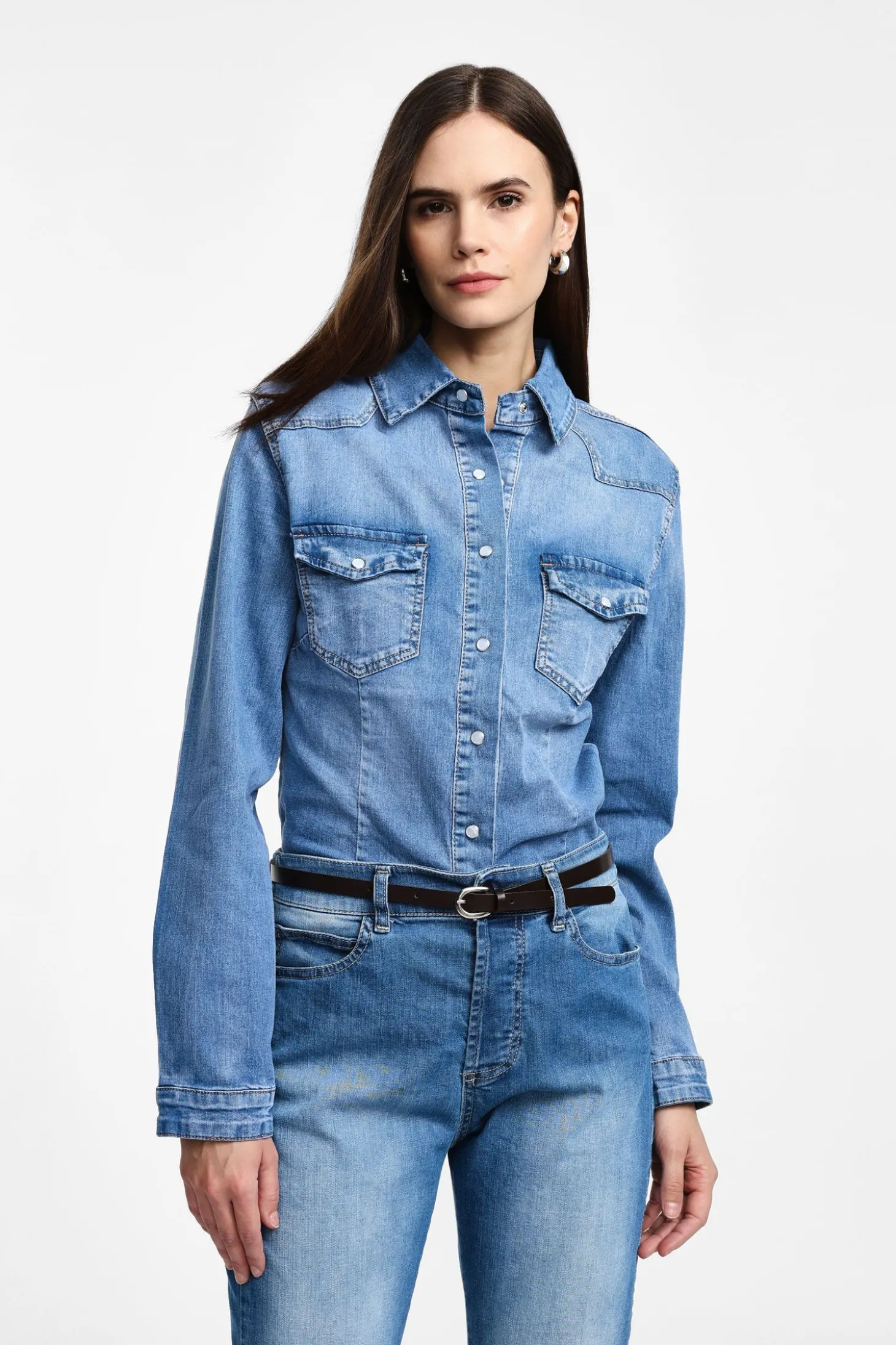 Camisa vaquera con bolsillos y botones