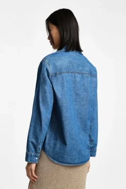 Camisa vaquera con bolsillos y botones