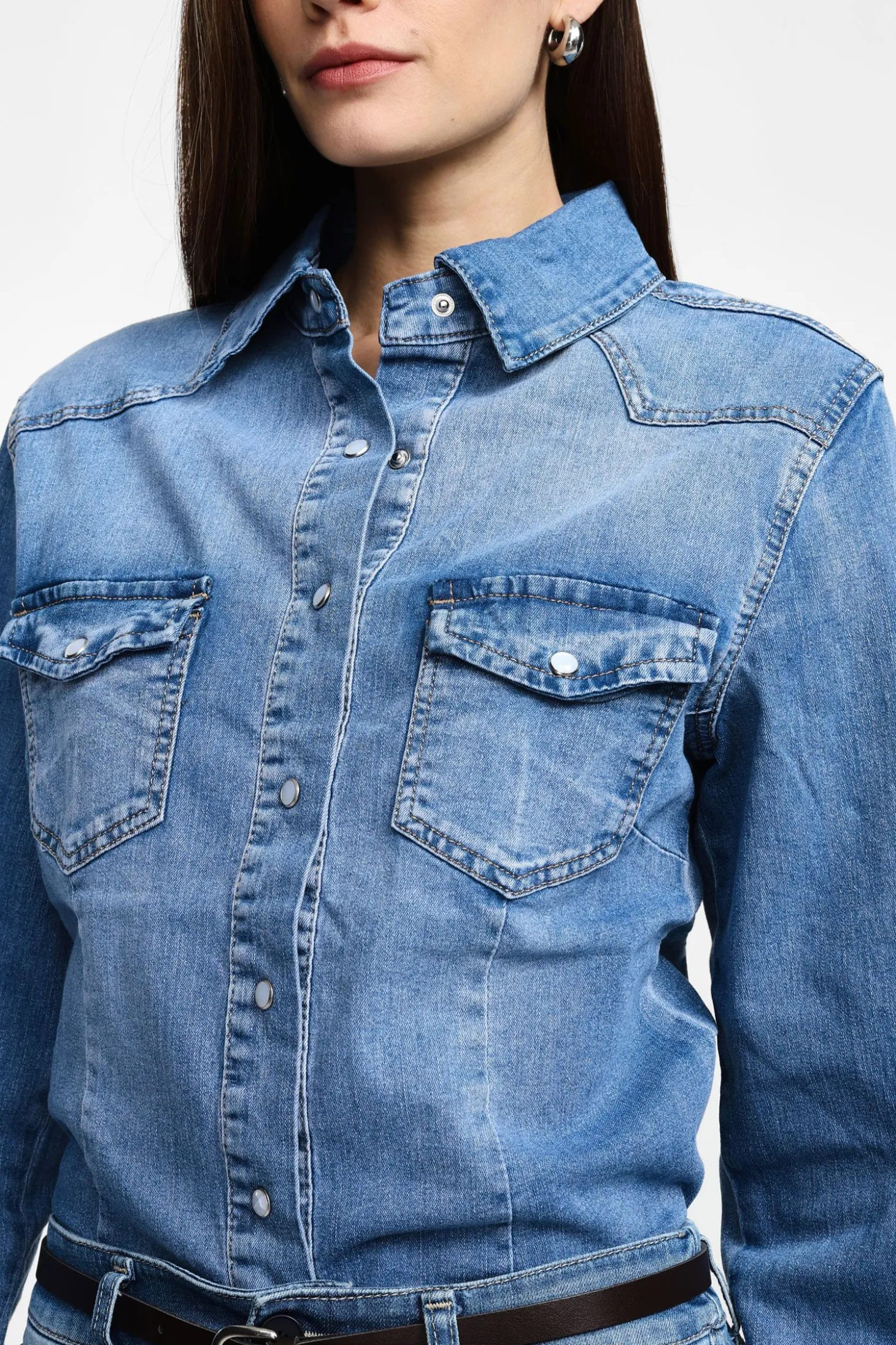 Camisa vaquera con bolsillos y botones