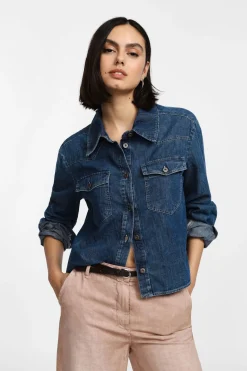 Camisa vaquera con cuello clásico y botones