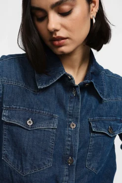 Camisa vaquera con cuello clásico y botones