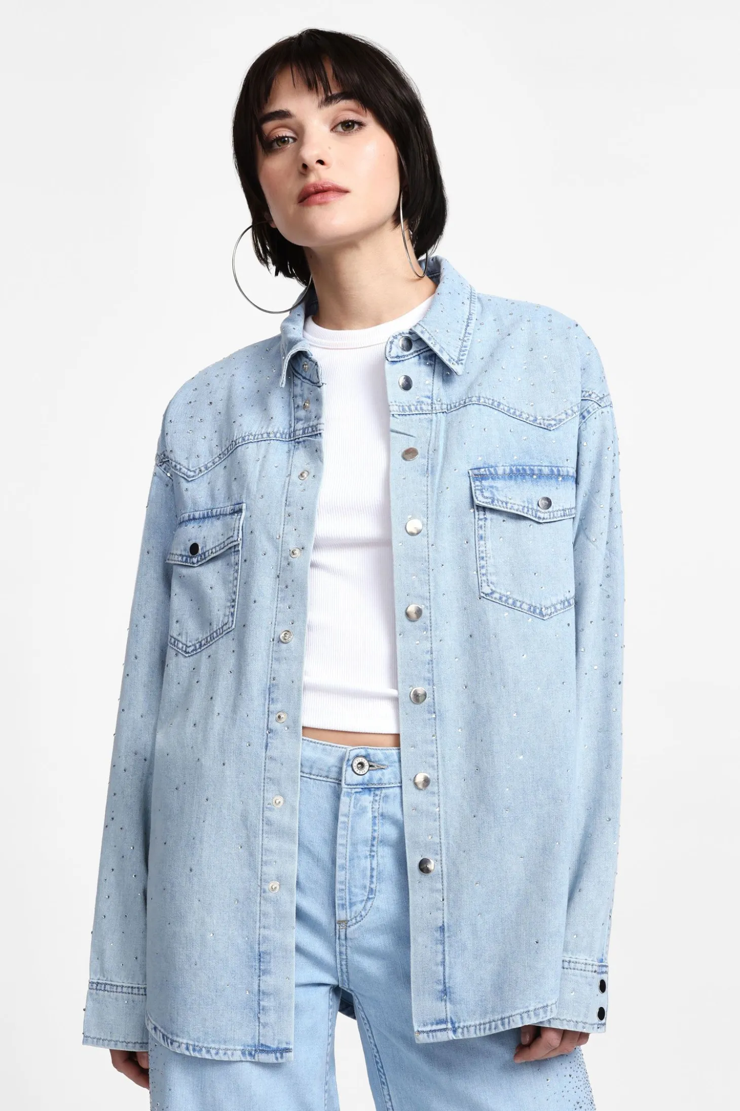 Camisa vaquera con pedrería y bolsillos