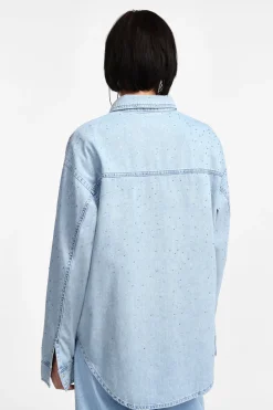 Camisa vaquera con pedrería y bolsillos