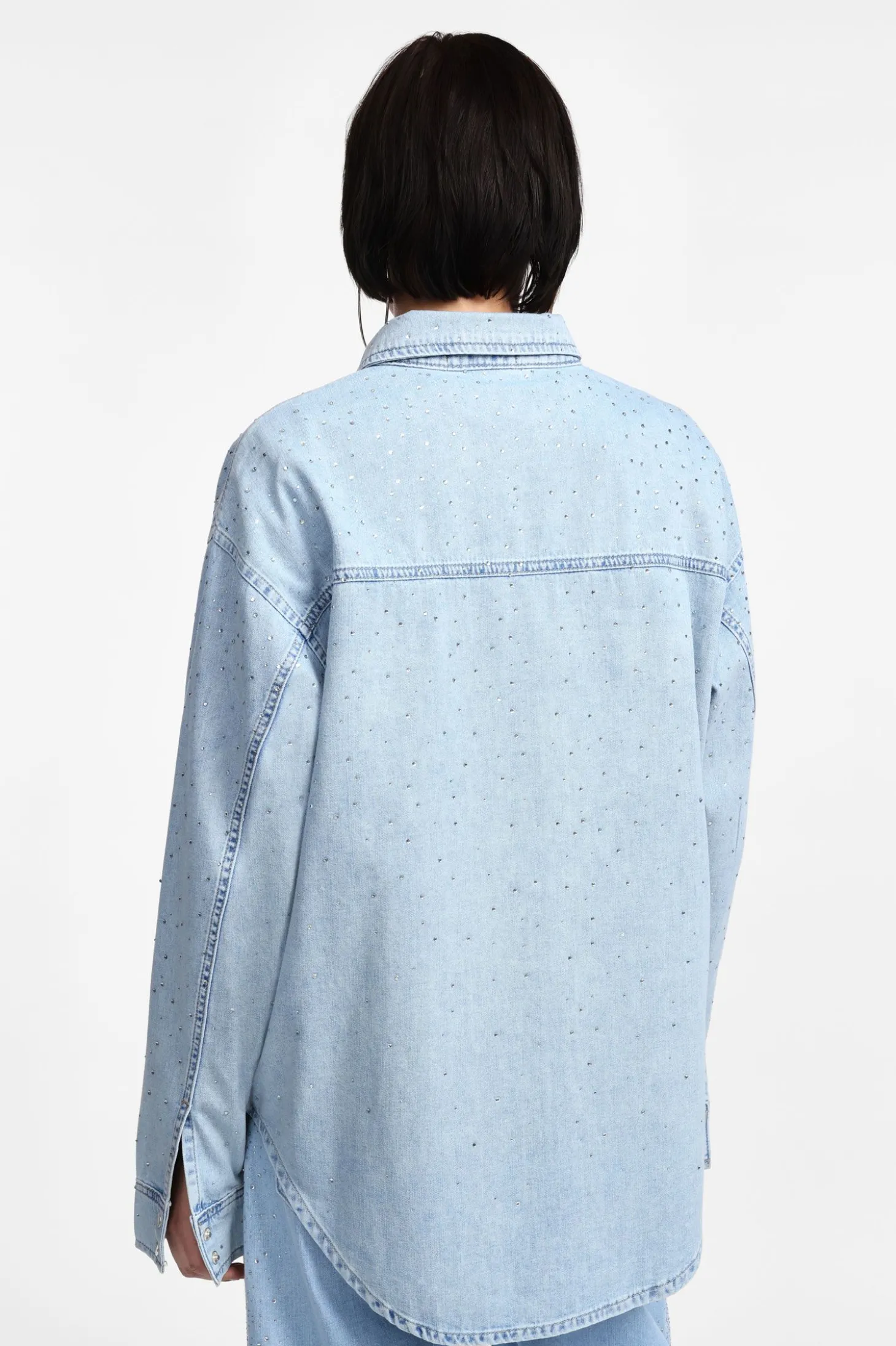 Camisa vaquera con pedrería y bolsillos