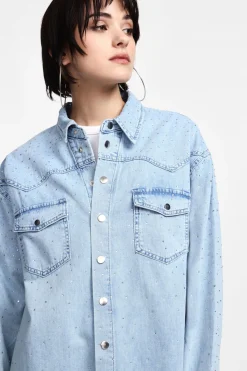 Camisa vaquera con pedrería y bolsillos