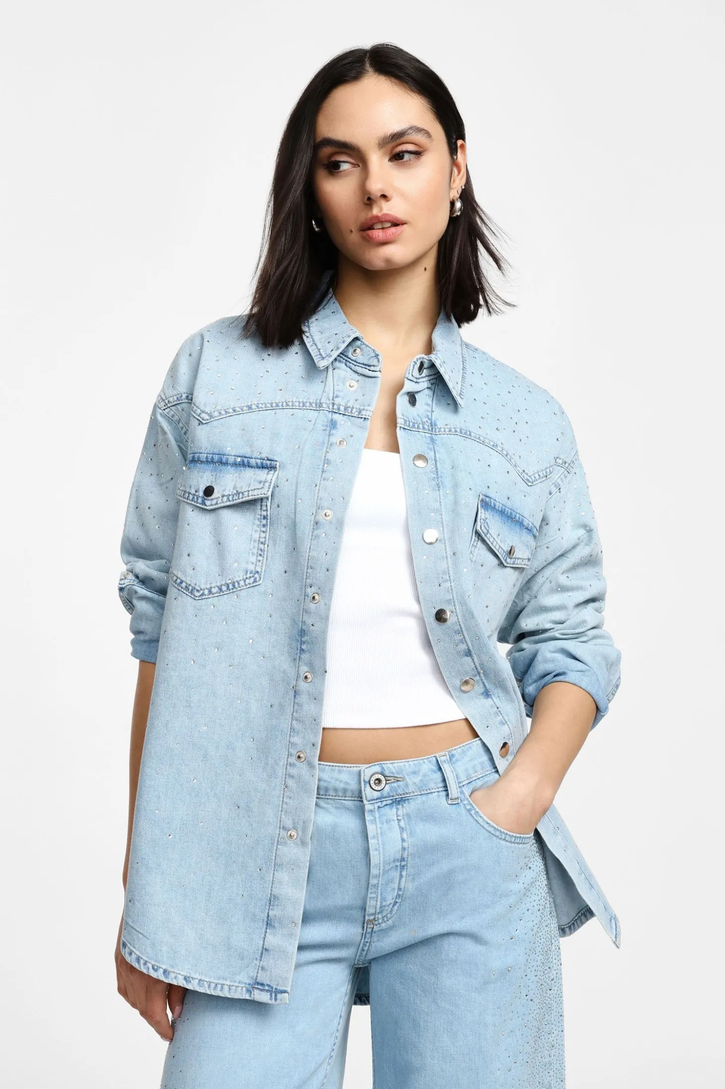 Camisa vaquera con pedrería y bolsillos