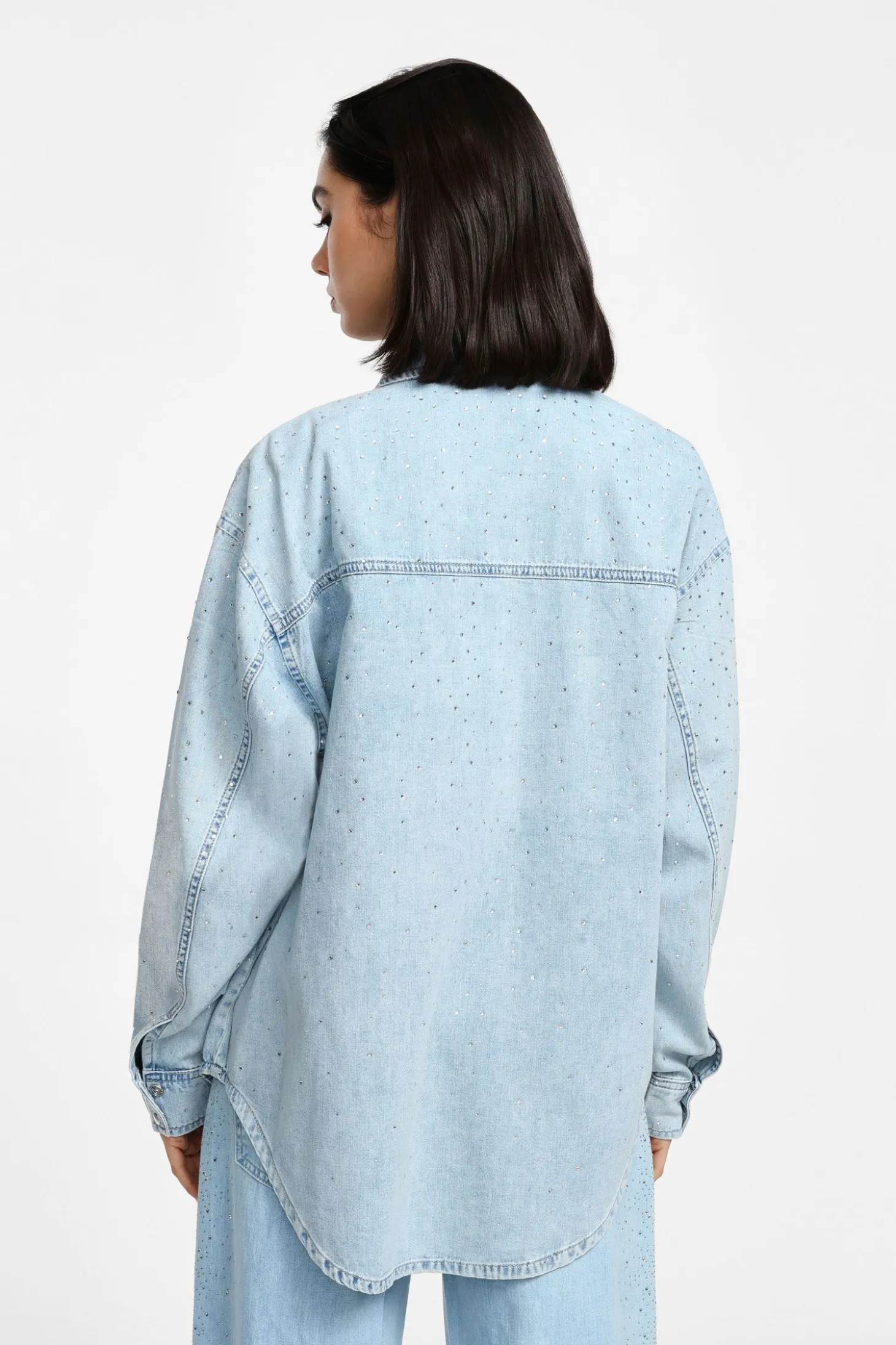 Camisa vaquera con pedrería y bolsillos