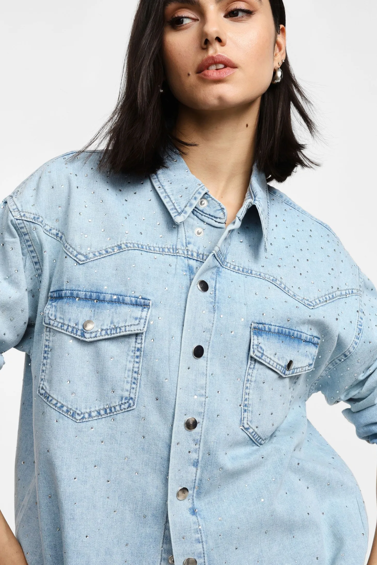 Camisa vaquera con pedrería y bolsillos