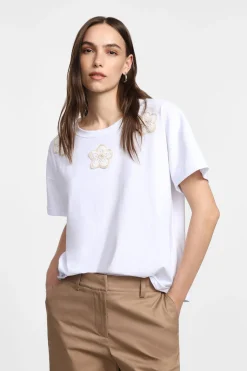 Camiseta con diseño floral