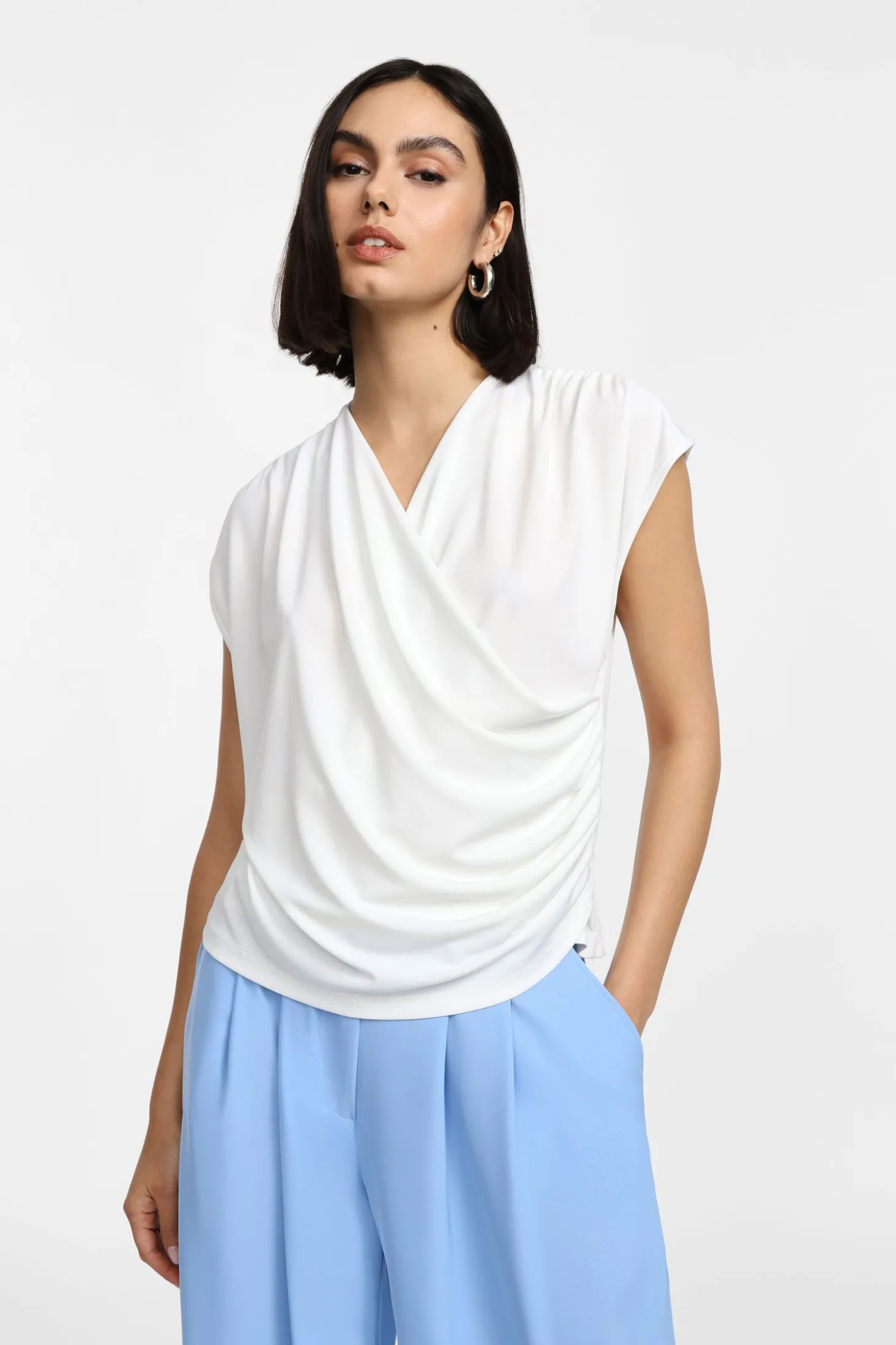 Camiseta con escote en v drapeado