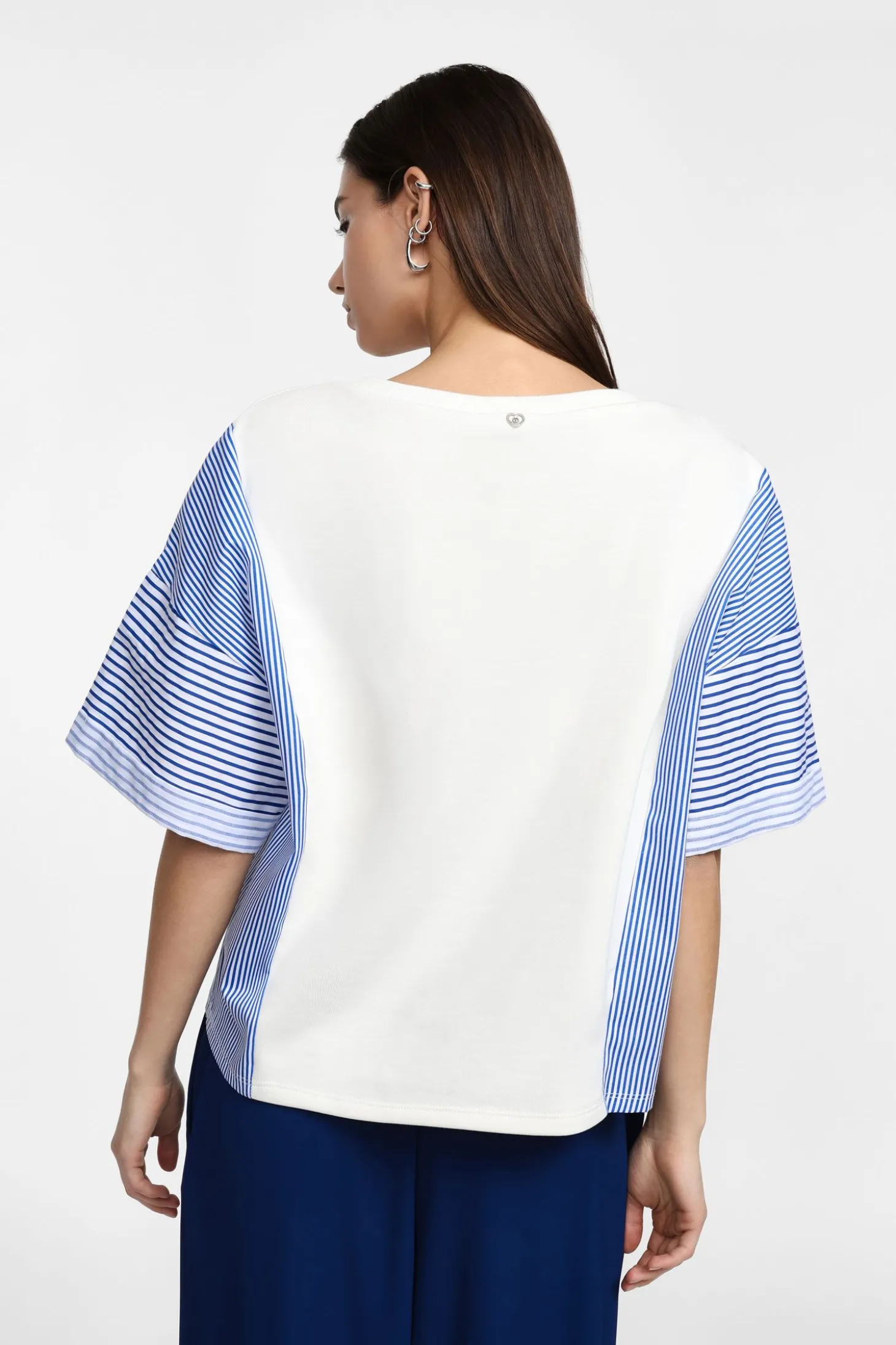 Camiseta con mangas a rayas