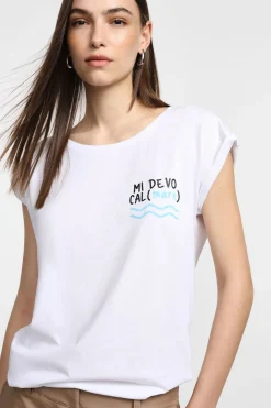Camiseta con texto en el frente