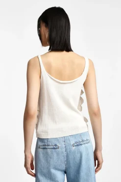 Camiseta con volantes y cuello en v